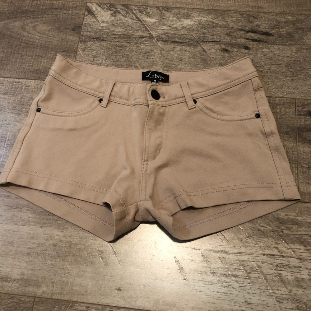 Short shorts - Picture 2 of 6